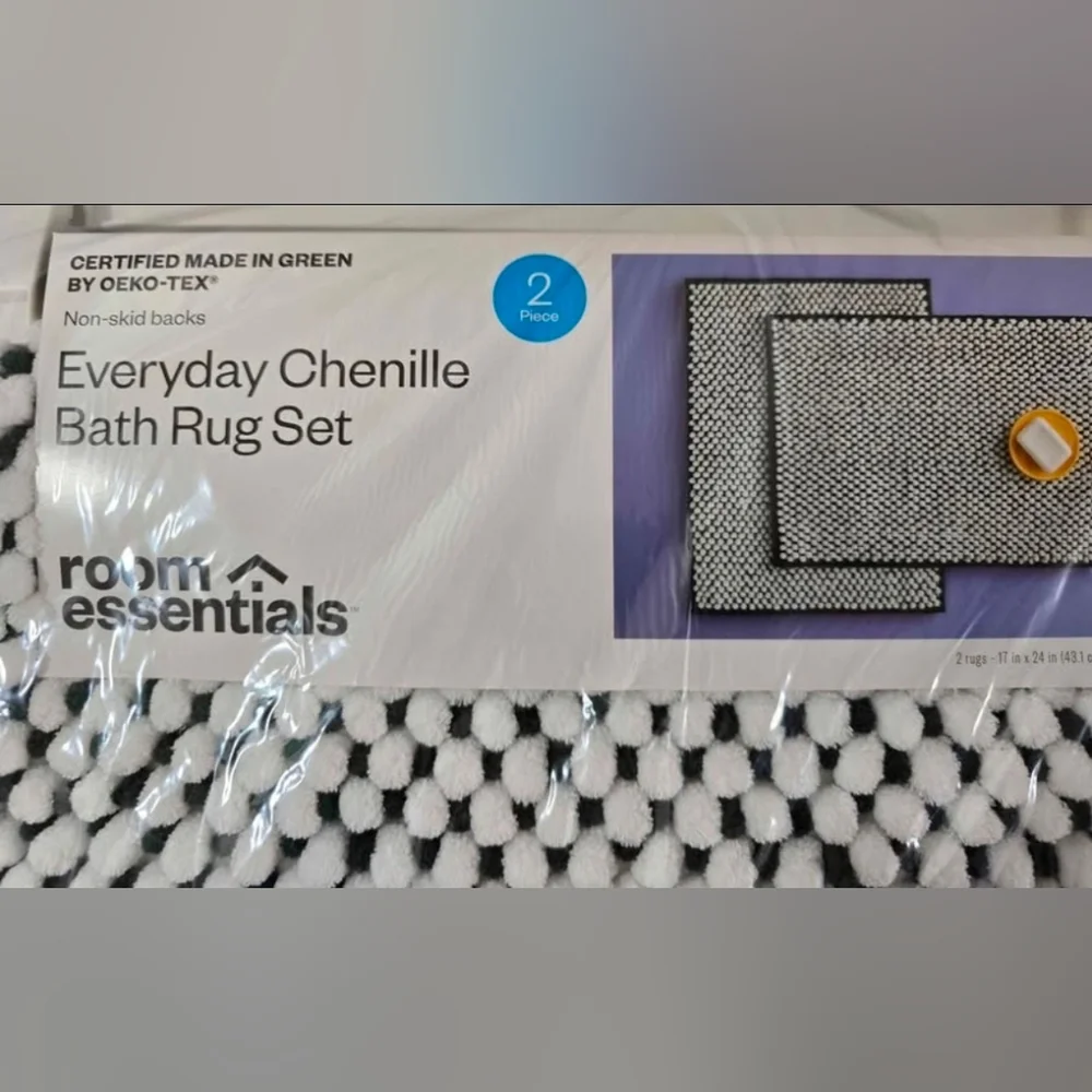 Room Essentials Green and White Chenille Bath Mat Set 2-piece SET